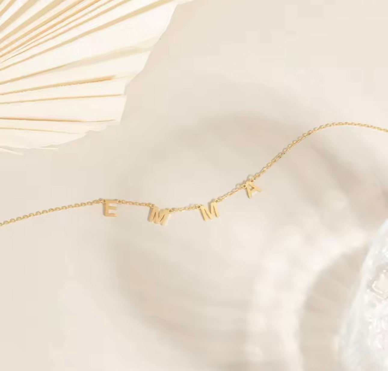 Lilas Initial letter necklace