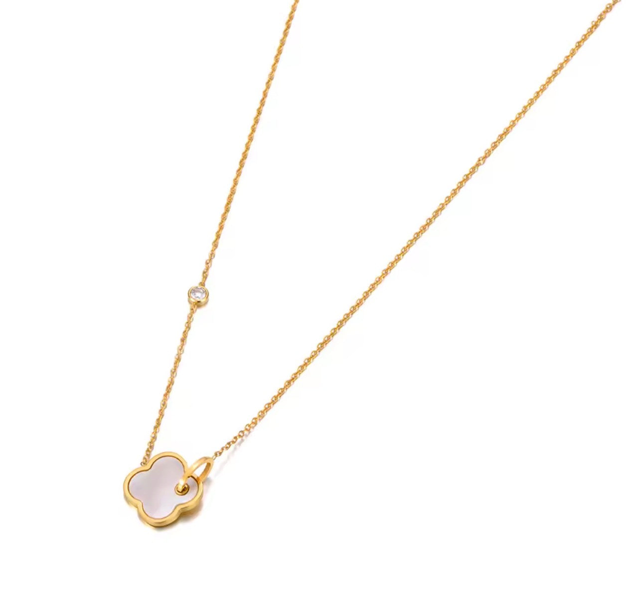 Lara Clover necklace