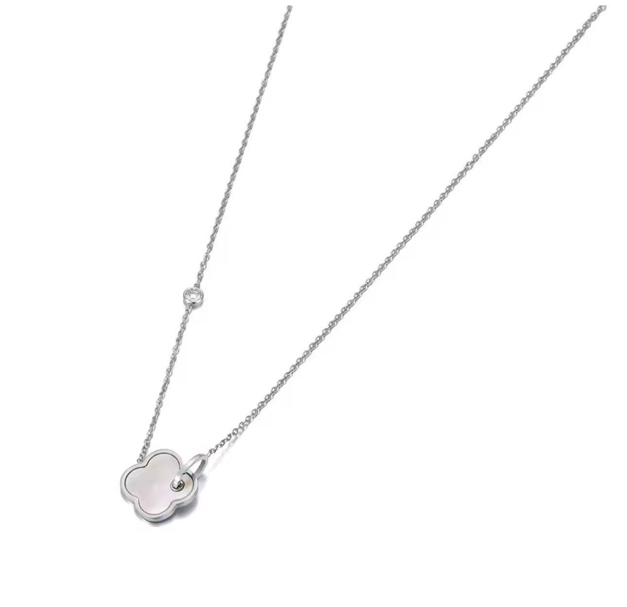 Lara Clover necklace